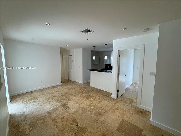 2724 NE 15th St #4 — Photo 6