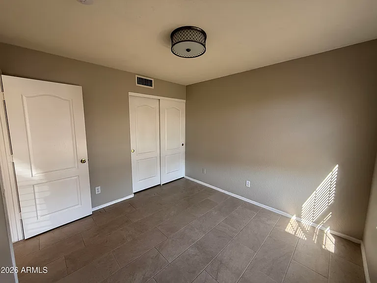 1644 E Oakland St — Photo 37