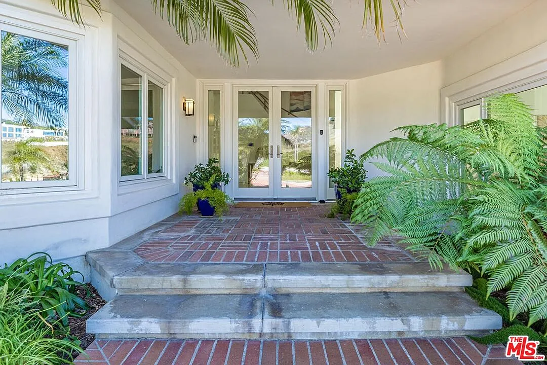 4 bed, 5.0 bath, 5922 sqft, $30,000 — Photo 4