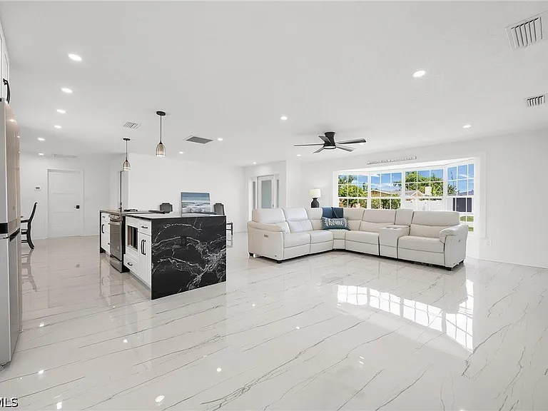 4930 Edith Esplanade Cpe — Photo 11