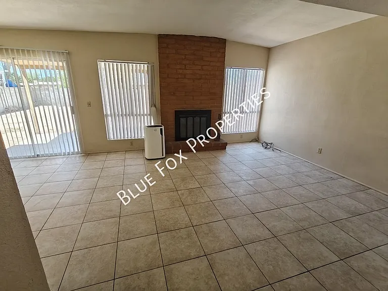 2618 S Camino Seco — Photo 5