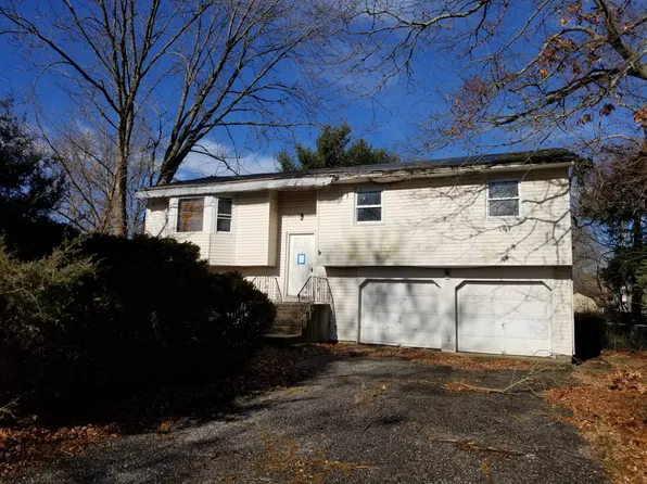 5 Curtis Ct, Mastic, NY 11950