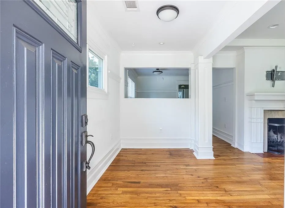 2 bed, 2.0 bath, 1102 sqft, $3,295 — Photo 2