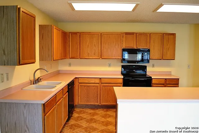 3 bed, 2.5 bath, 2537 sqft, $1,950 — Photo 3
