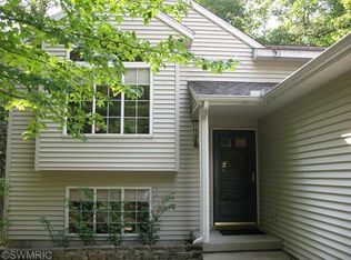 5589 Iroquois Rd, Pentwater, MI 49449