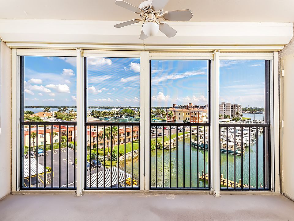 BEAUTIFUL WATERFRONT COMPLEX