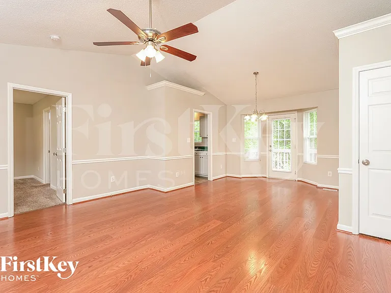 514 Three Oaks Dr — Photo 4