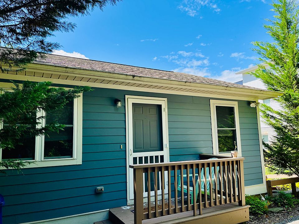 One level unit
Upper unit of duplex
Private entrance and parking area