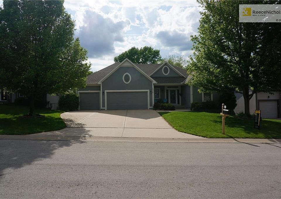 Beautiful Reverse 1.5 story in Shawnee....