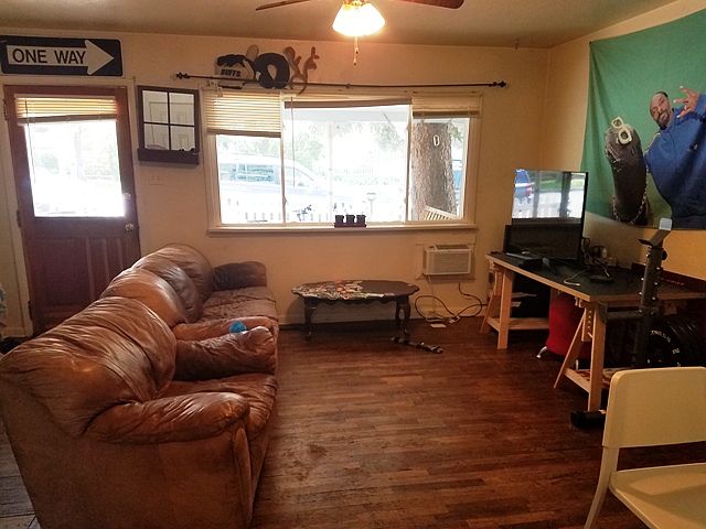 1616 7th Street - living room & front door