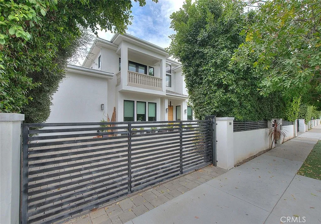 5 bed, 4630 sqft, $16,500 — Photo 2