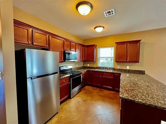 3 bed, 2.5 bath, 1476 sqft, $2,300 — Photo 4