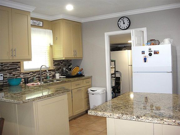 4th image of 402 Twin Oaks St