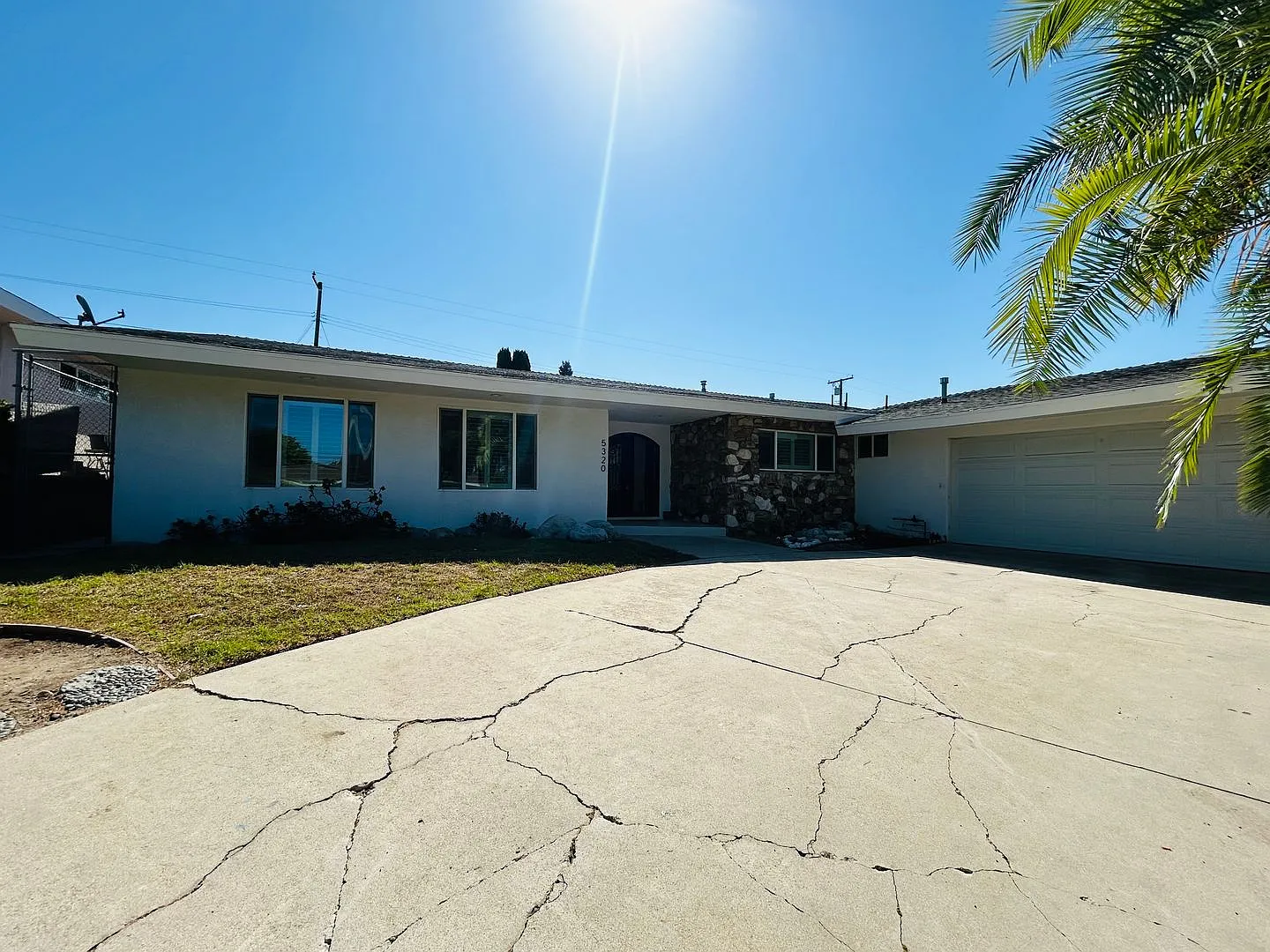 Spacious Four Bedroom Home In Ladera Heights — Photo 2