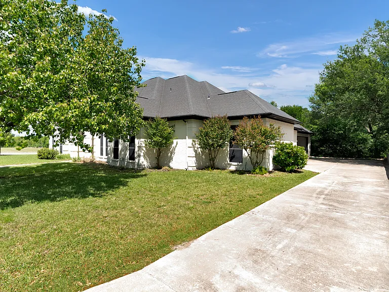 2451 Valley View Dr — Photo 47