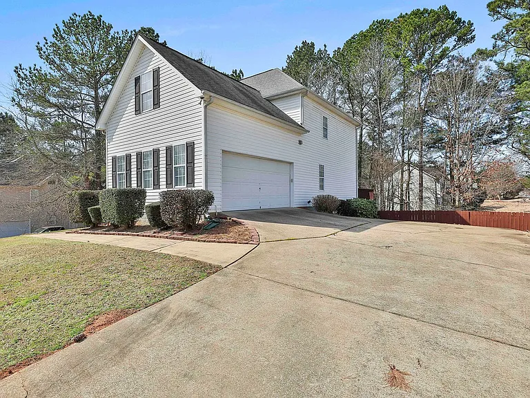 105 Edgemoore Ln — Photo 3