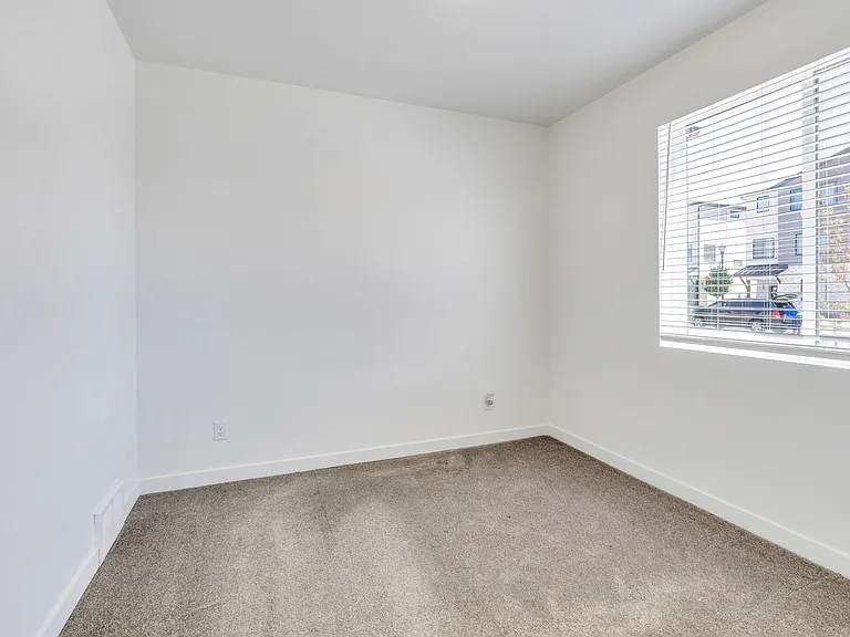461 S 900 W — Photo 50