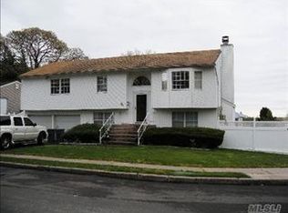 35 Parr Dr, Ronkonkoma, NY 11779