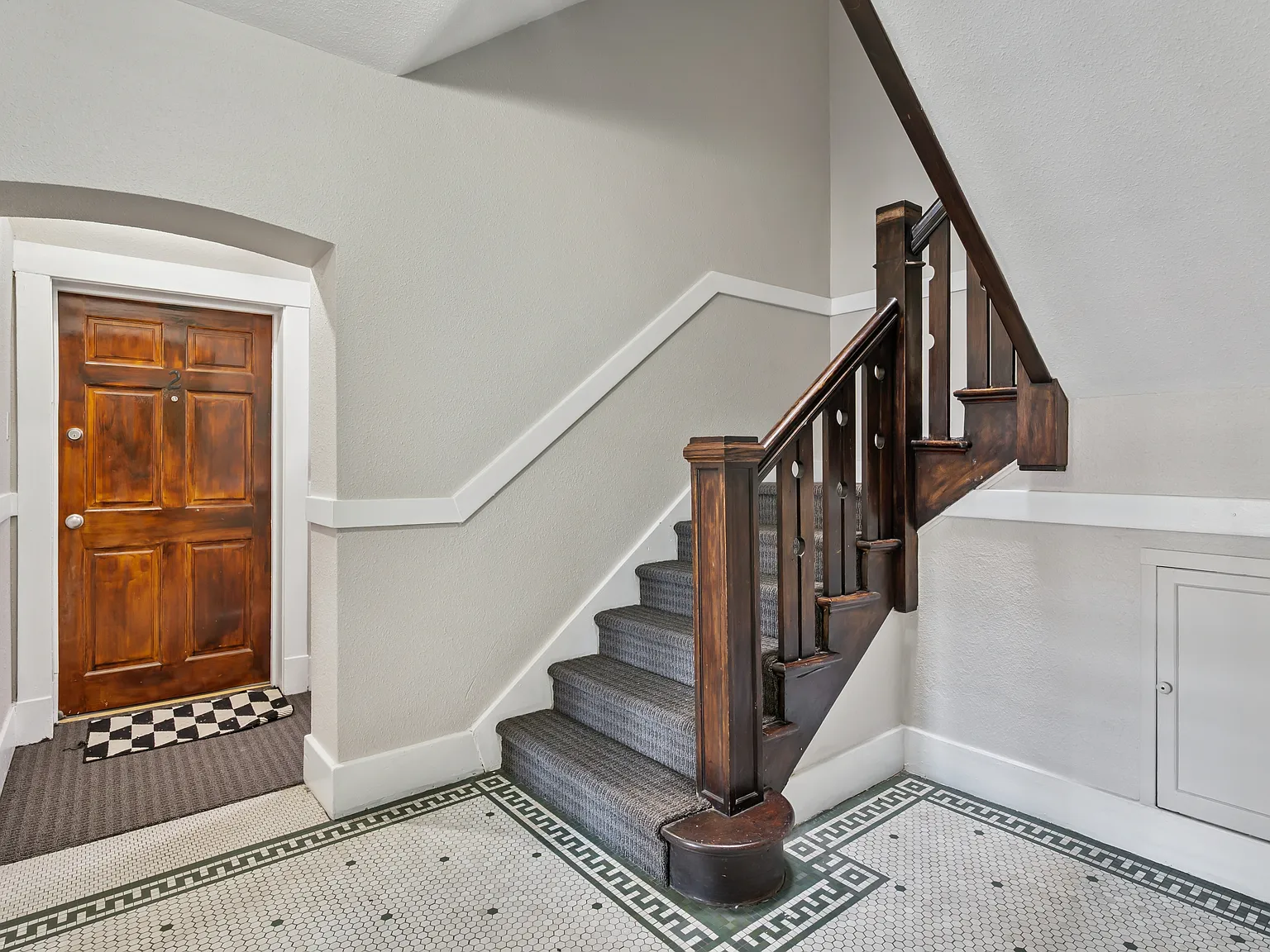 Beautiful Vintage First Floor Updated 1br In Amazing Location! — Photo 2