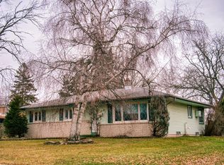 212 Sunset Dr, Pewaukee, WI 53072