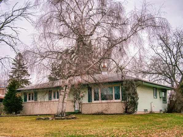 212 Sunset DRIVE, Pewaukee, WI 53072