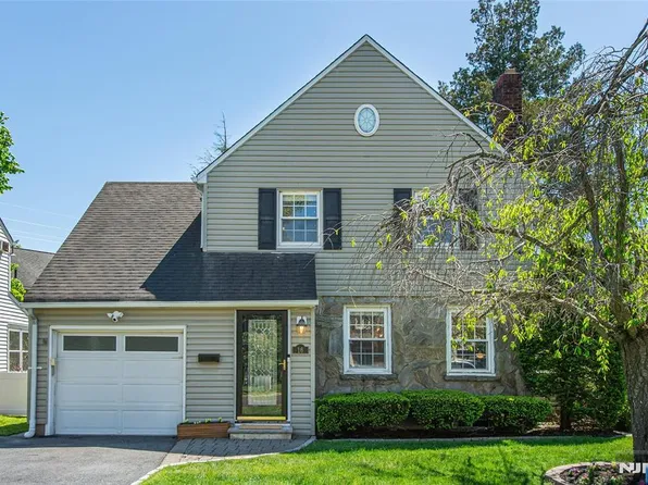 16 Haines Dr, Bloomfield, NJ 07003