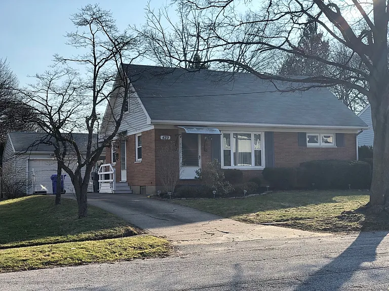 429 Clifton Dr — Photo 1