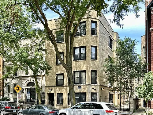 646 W Roscoe St Photo 1