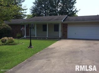 610 W Carlton St, Benton, IL 62812