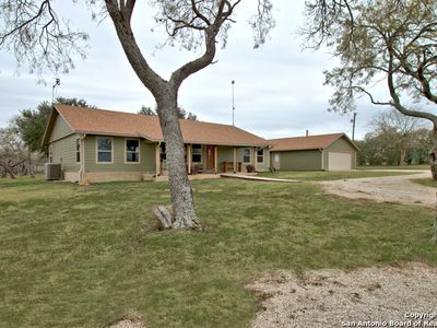 690 N Lupon Rd, Saint Hedwig, TX, 78152
