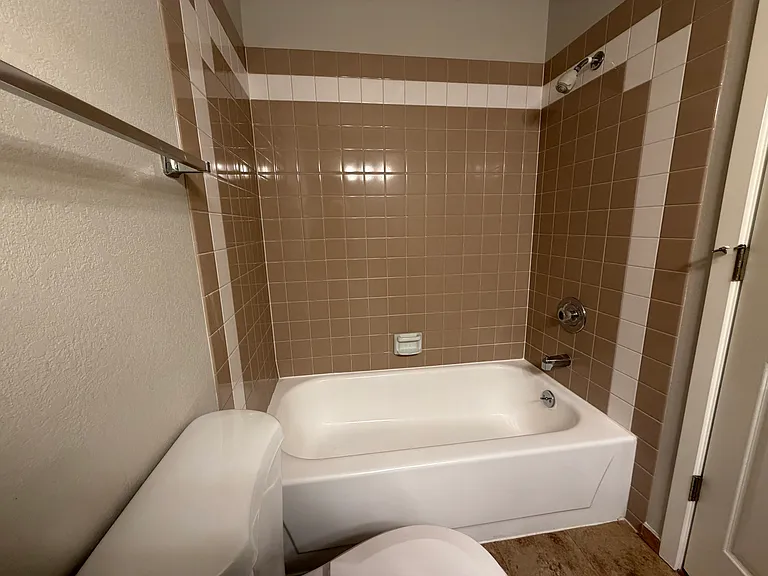 hall tub/shower