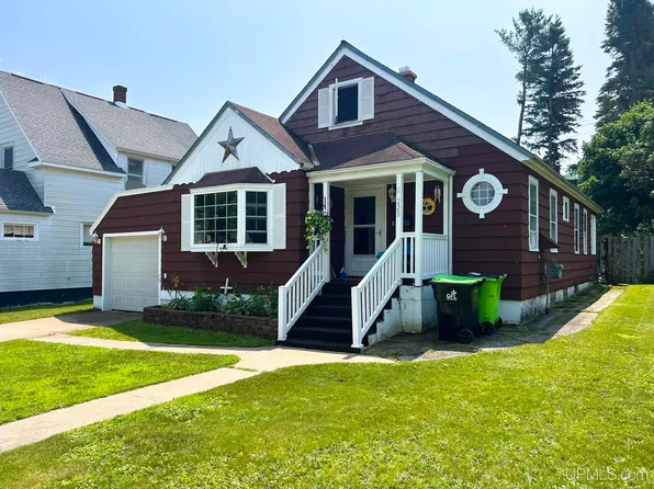228 E Chocolay St, Munising, MI 49862