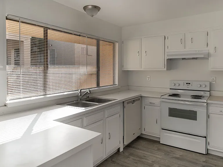 1194 Trinity Ave — Photo 4