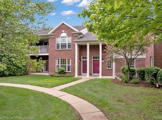 1721 Deepwood Cir, Rochester, MI 48307