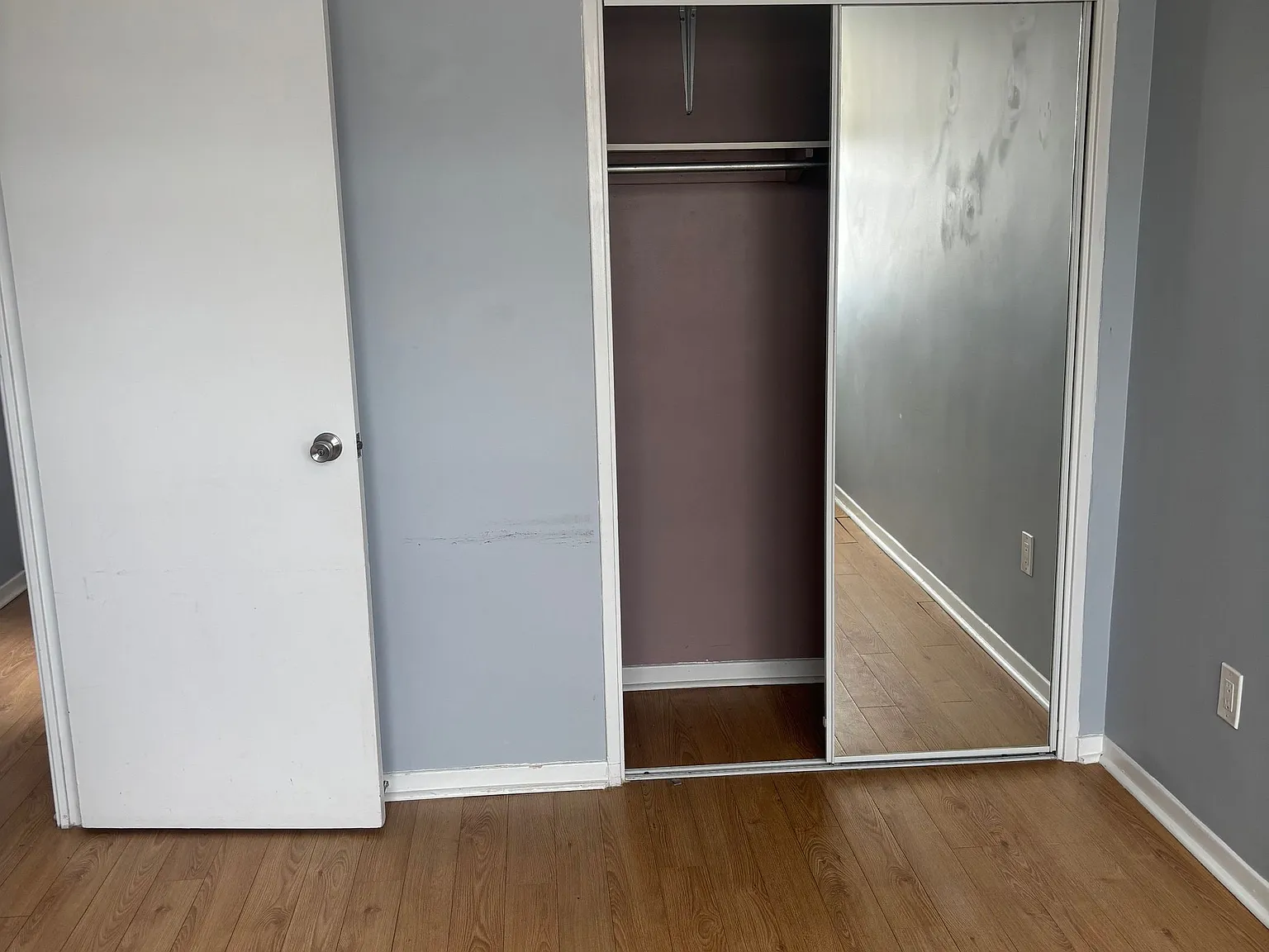 2323 Confederation Condos — Photo 2