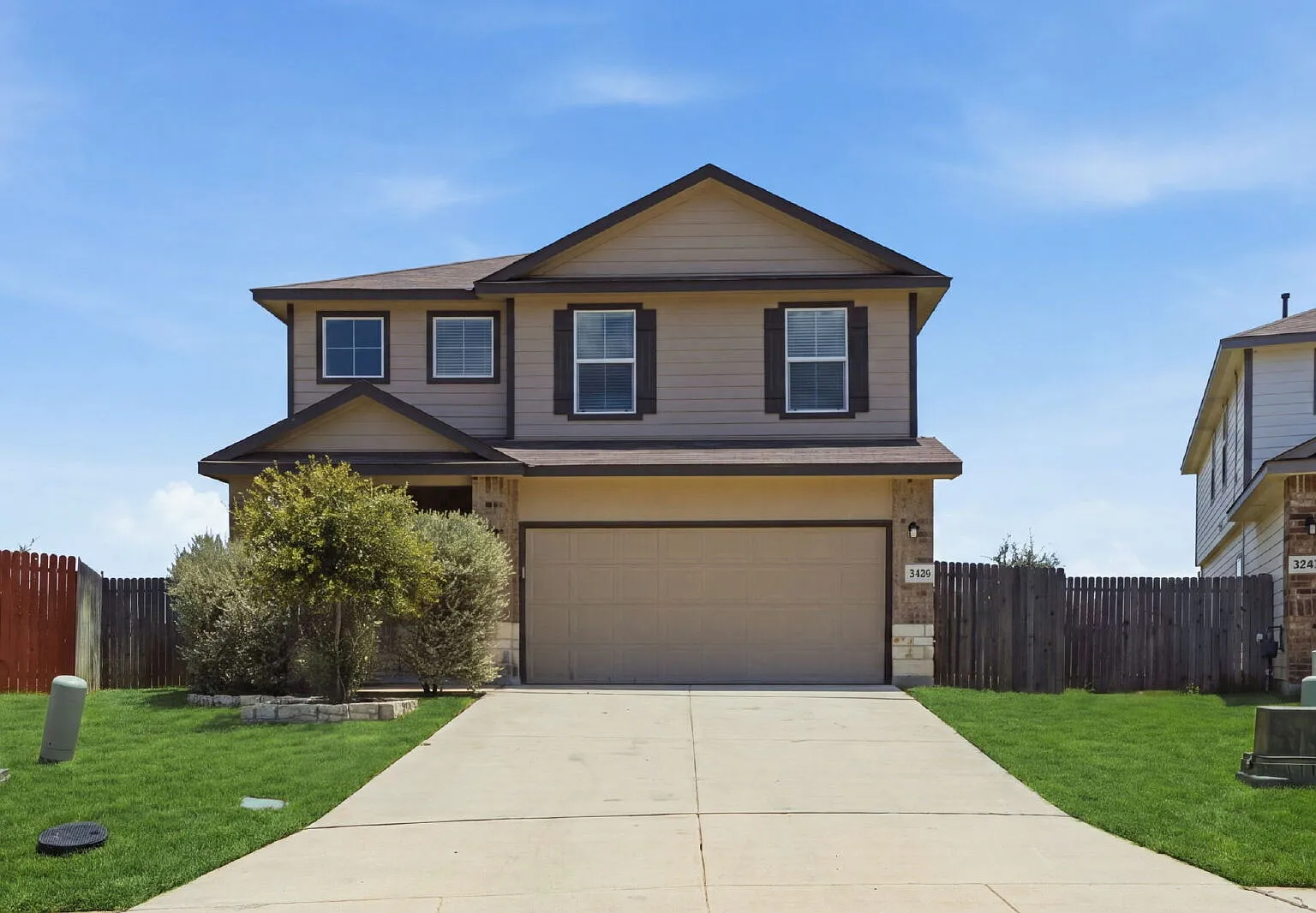 5 bed, 3.0 bath, 2498 sqft, $2,400 — Photo 2