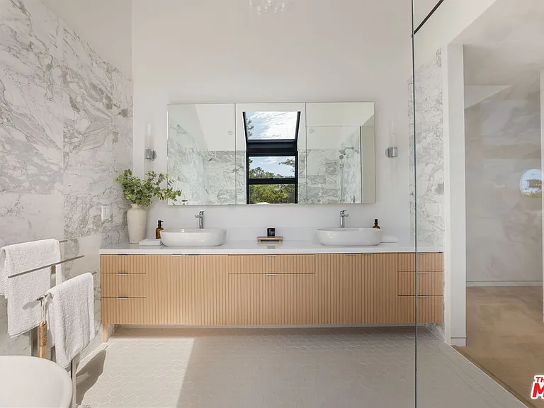 822 Superba Ave — Photo 29
