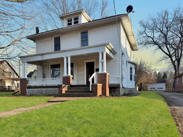 21 W Empire St, Freeport, IL 61032