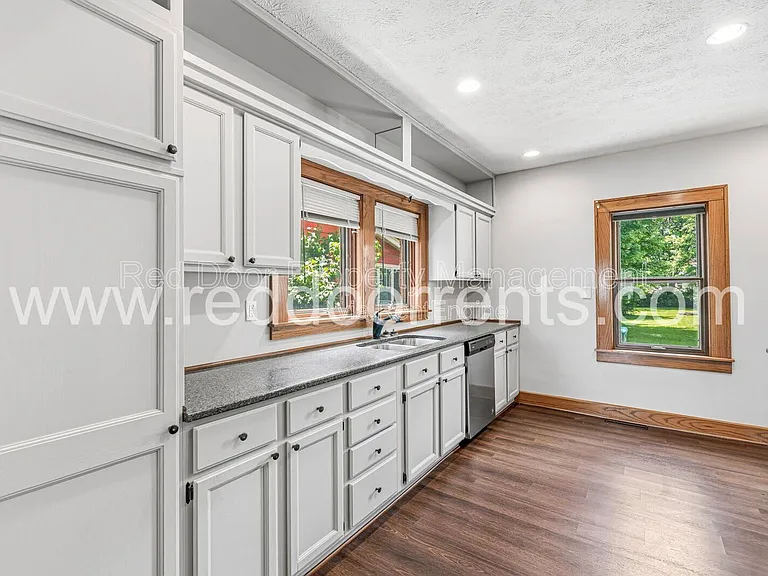 412 N Merrill St — Photo 9