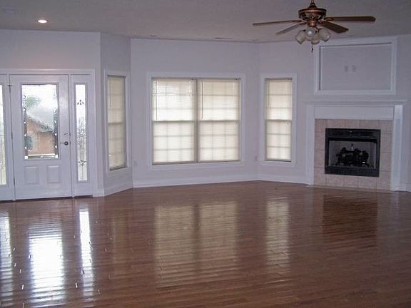 HARDWOOD FLOORS/FIREPLACE