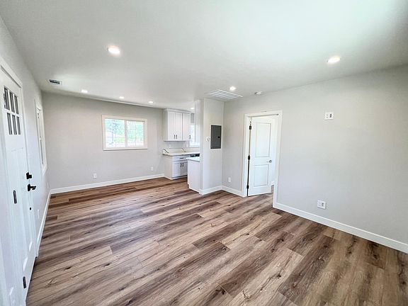 5th image of 2817 W Victory Blvd #D