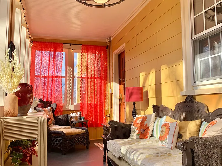 It's hard to resist this alluring 3 season porch that's dripping in sunlight and an incredible view of the city. You may find yourself dreaming about getting lost in a book, with your favorite drink, on this porch, after your hectic demanding work day.