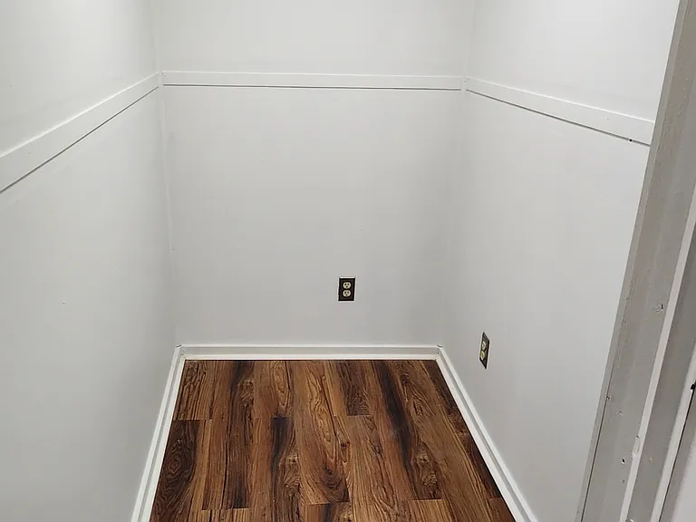 517 Clyde St — Photo 9