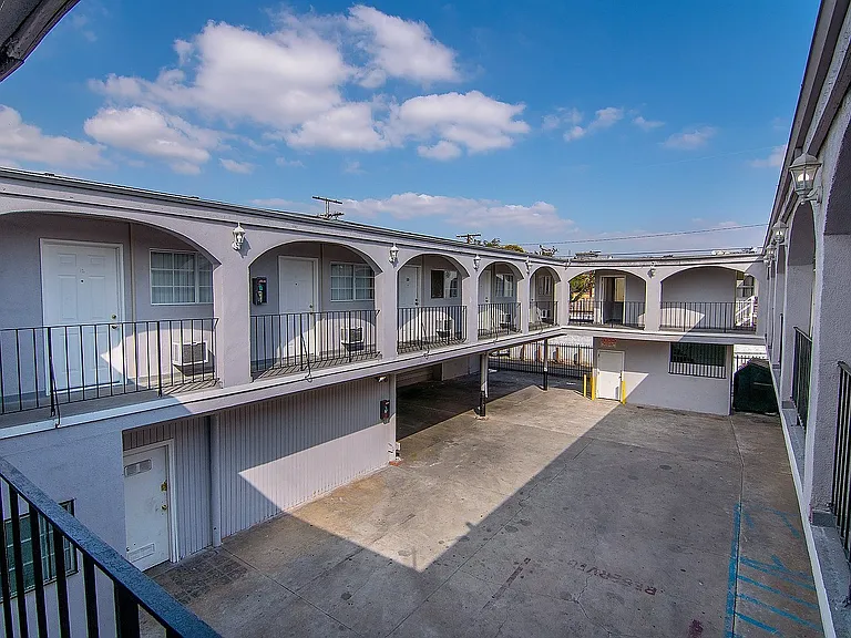 West Adams Studio Apartments — Photo 28