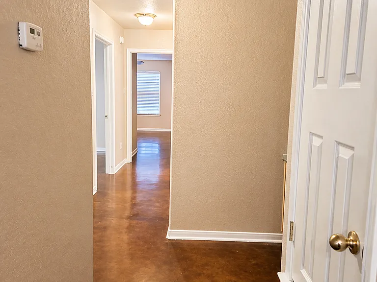 1606 Libby Ln — Photo 2