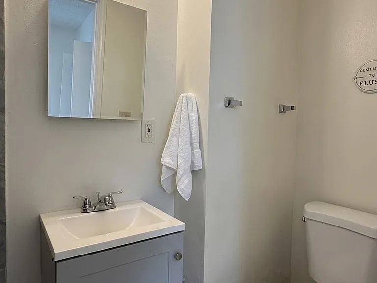 580 NE 34th St #4 — Photo 11