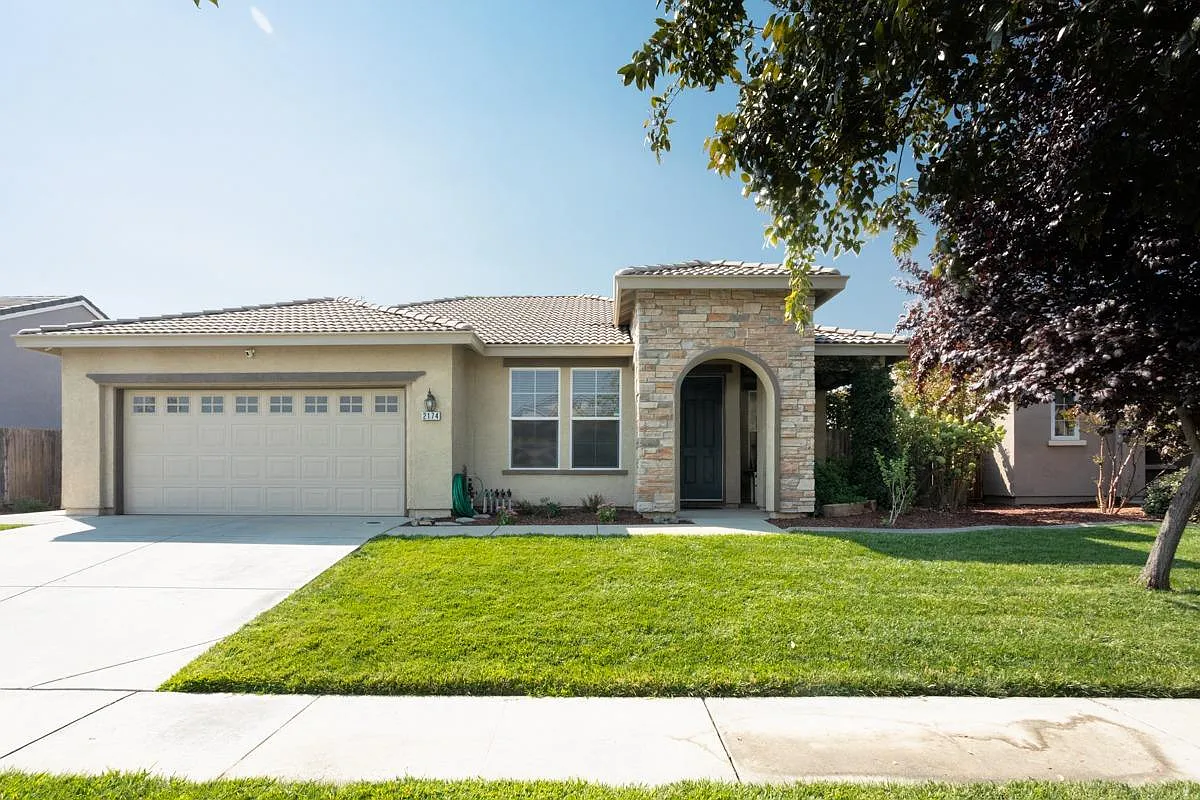 2174 Golden Gate Dr photo 1