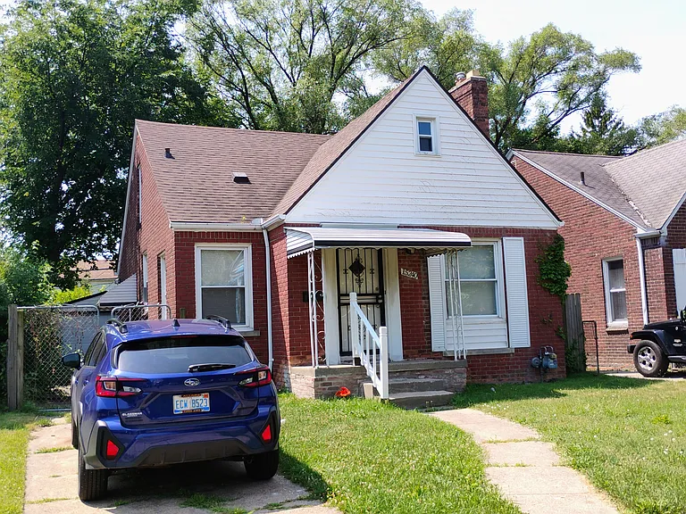 15240A Young St — Photo 1