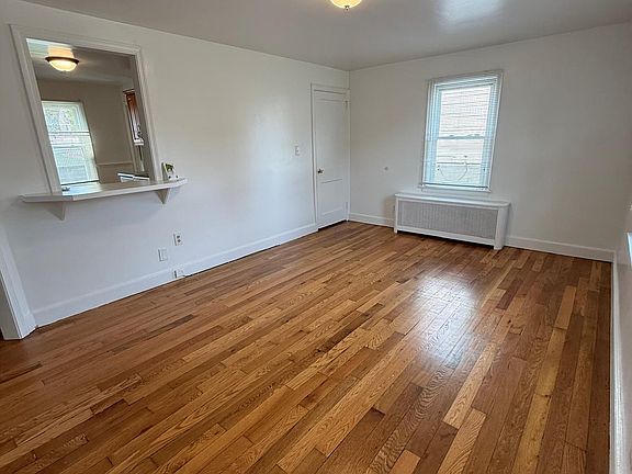 4th image of 548 Queen St