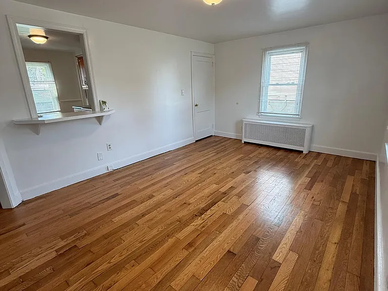 548 Queen St — Photo 4